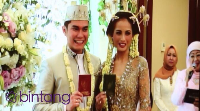 Acha Septriasa dan Vicky Kharisma usai akad nikah. (Galih W. Satria/Bintang.com)