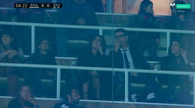 Ronaldo ditemani sang kekasih, Georgina Rodriguez saat menonton Real Madrid Vs Deportivo di Santiago Bernabeu. Di samping Georgina, ada anak dan ibu Ronaldo (101 Great Goals)