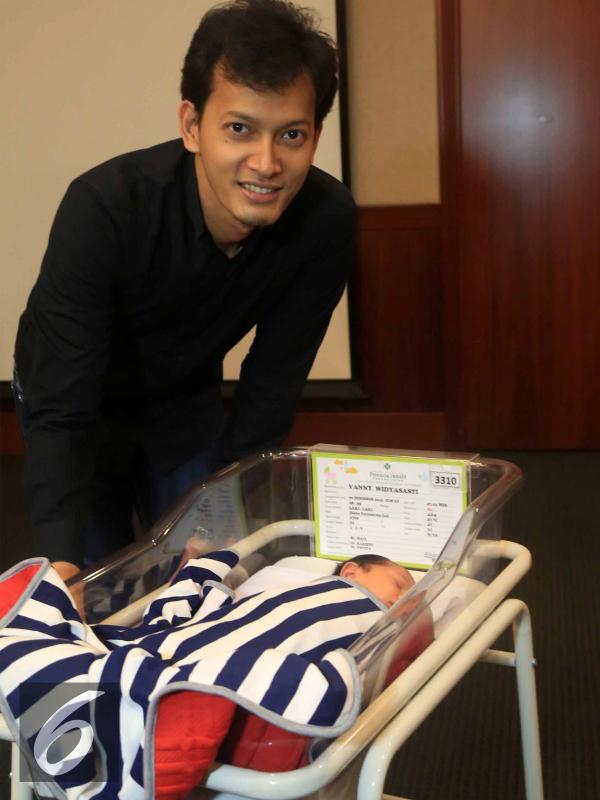 Fedi Nuril bersama putranya, Hasan Fadilah Nuril. (Sapto Purnomo/)