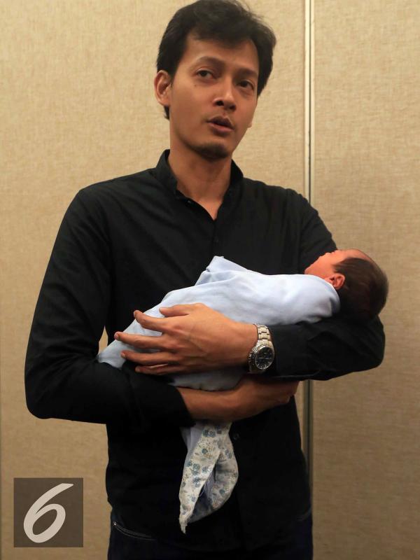 Fedi Nuril bersama putranya, Hasan Fadilah Nuril. (Sapto Purnomo/Liputan6.com)