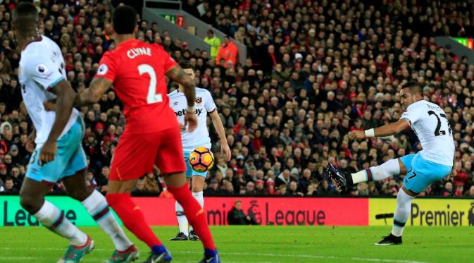 Bintang West Ham United, Dimitri Payet, melepaskan tendangan yang berujung gol ke gawang Liverpool pada pertandingan lanjutan Premier League, di Anfield, Minggu (11/12/2016). (AFP/Lindsey Parnaby). 