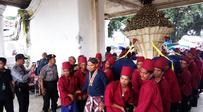 Arak-arakan gunungan Garebek Maulid Nabi Muhammad SAW yang diadakan di Masjid Gede Kauman, Kota Yogyakarta, Senin (12/12/2016). (Liputan6.com/Switzy Sabandar)