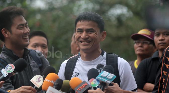 Pelatih Thailand Kiatisuk Senamuang, sukses sebagai pemain dan pelatih. (Bola.com/Nicklas Hanoatubun)