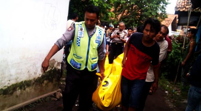 Pria paruh baya berinisial I (51) ditemukan tewas di dalam kamar kos saat bercinta dengan istri mudanya di kawasan Weru, Kabupaten Cirebon, Jabar. (Liputan6.com/Panji Prayitno)