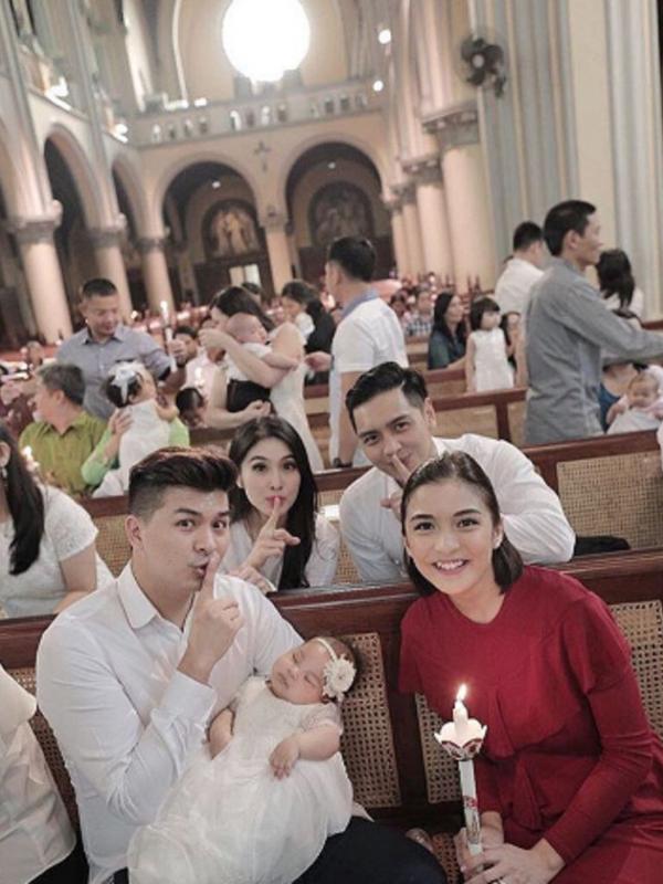 Sandra Dewi saat menjadi ibu baptis anak Chelsea Olivia dan Glenn Alinskie. (Instagram/@sandradewi88)