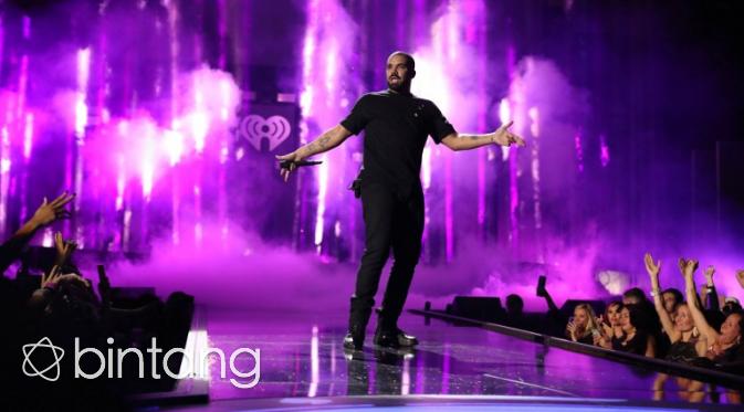 Drake memamerkan pelukan mesranya dengan Jennifer Lopez di media sosial. (AFP/Bintang.com)