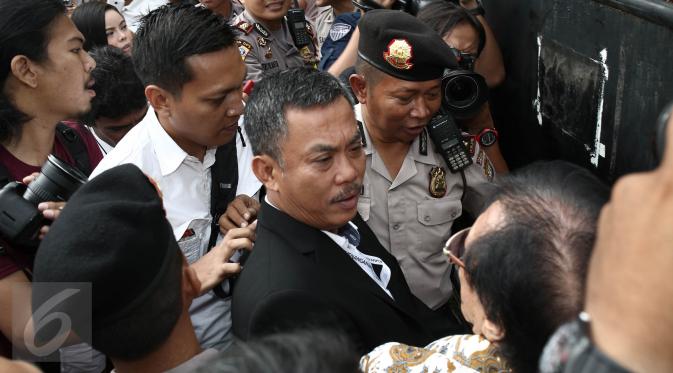 Ketua DPRD DKI Prasetio Edi Marsudi berdesakan untuk memasuki PN Jakarta Utara, Selasa (13/12). Ratusan orang berebut masuk ke ruang sidang perdana Basuki Tjahaja Purnama (Ahok) yang berkapasitas maksimal 80 orang. (Liputan6.com/Faizal Fanani)