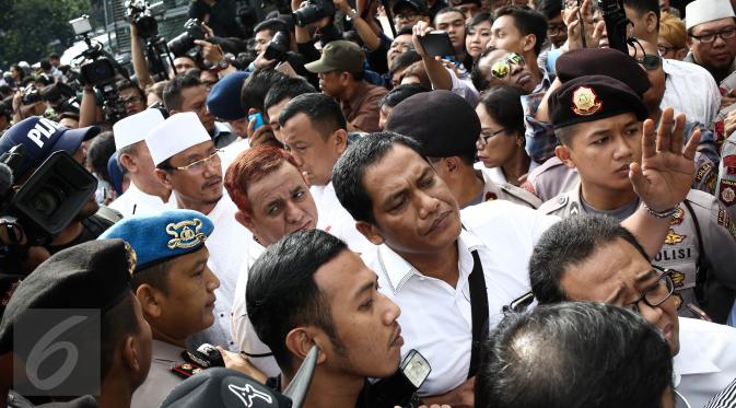 Sejumlah masyarakat berdesakan untuk memasuki  Pengadilan Negeri (PN) Jakarta Utara, Selasa (13/12). Mereka berebut masuk ke ruang sidang perdana Basuki Tjahaja Purnama (Ahok) yang berkapasitas maksimal 80 orang. (Liputan6.com/Faizal Fanani)