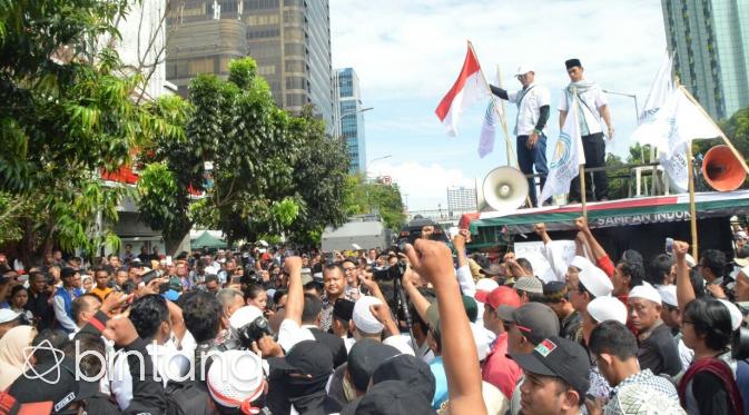 Suasana di luar gedung bekas PN Jakarta Pusat tempat sidang Ahok digelar. (Via: Adrian Putra/Bintangcom)