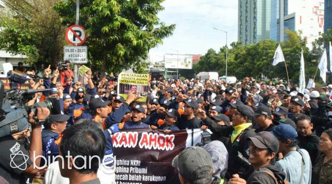 Suasana di luar gedung bekas PN Jakarta Pusat. (Via: Adrian Putra/Bintangcom)