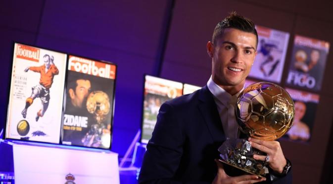 Cristiano Ronaldo, meraih penghargaan Ballon d'Or 2016 pada Senin (12/12/2016) waktu setempat. Ronaldo unggul perolehan suara dari Lionel Messi dan Antoine Griezmann. (AFP/L'equipe/Franck Seguin).