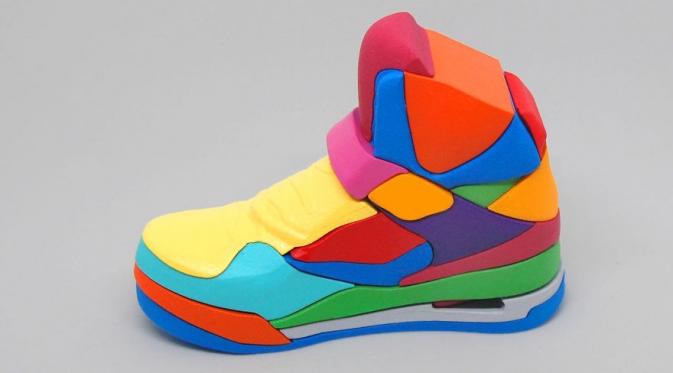 Puzzle 3D sepatu Nike Air Jordan tampak samping. (Via: boredpanda.com)