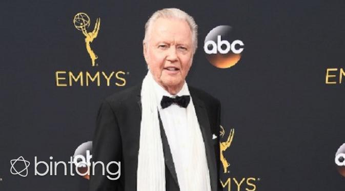 Jon Voight, ayah Angelina Jolie angkat bicara tentang rencana Natalnya dengan anak Angelina Jolie dan Brad Pitt. (AFP/Bintang.com)