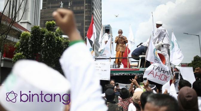 Ratusan pendemo warnai sidang perdana Ahok hari ini, Selasa (13/12/2016). (Bintang.com/Adrian Putra)