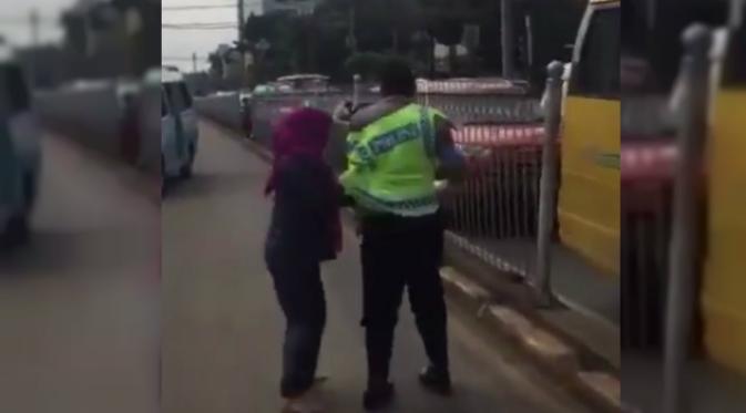 Seorang perempuan menolak ditilang mengamuk dan cakar Polantas (Liputan6.com/Youtube)