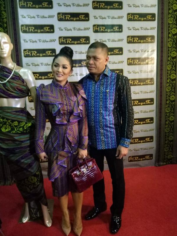 Krisdayanti bersama suaminya Raul Lemos saat memperkenalkan tenun Tais khas Timor Leste di Dili, beberapa waktu yang lalu.