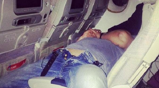 Penumpang ini tidur seperti di rumah. (Passenger Shaming Source:Supplied)