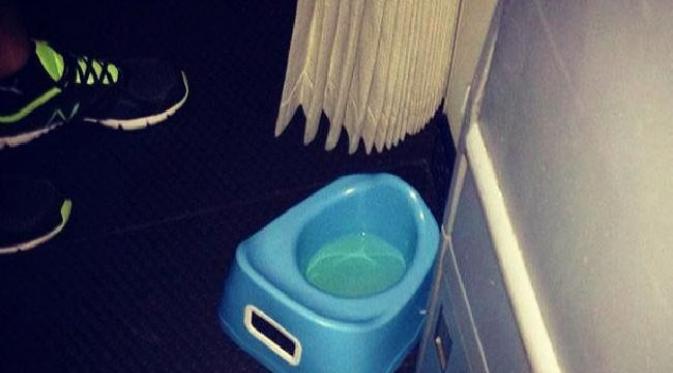 Pispot isi penuh urin di dalam pesawat. (Passenger Shaming Source:Supplied)
