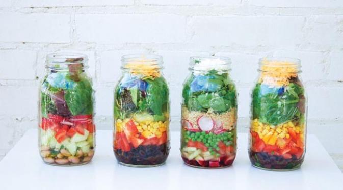 Salad dalam mason jar (Foto: popsugar.com)