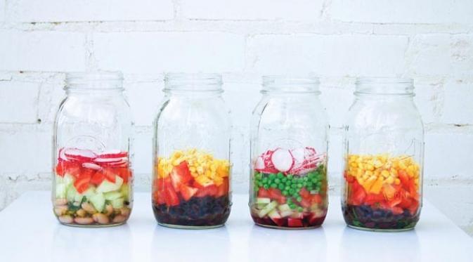 Salad dalam mason jar (Foto: popsugar.com)