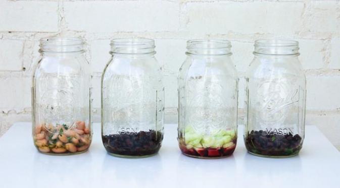 Salad dalam mason jar (Foto: popsugar.com)