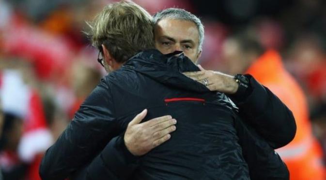 Manajer Manchester United, Jose Mourinho (kanan) dan manajer Liverpool, Jurgen Klopp. (Mirror).
