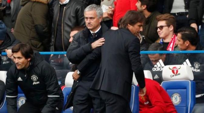 Manajer Manchester United, Jose Mourinho (kiri) dan manajer Chelsea, Antonio Conte. (Mirror).