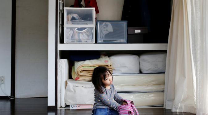 Seluruh perlengkapan hidup bisa muat dalam satu lemari, mulai dari pakaian, mainan, hingga tempat tidur (Foto : REUTERS/Thomas Peter)