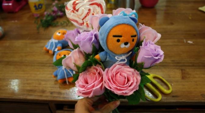 Doll bouquets. (Via: koreaboo.com)