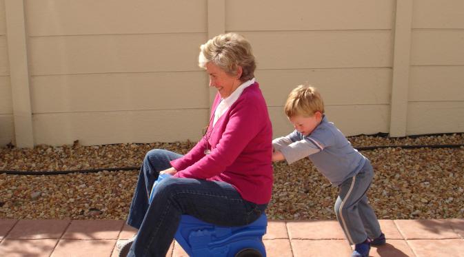 Menjaga cucu membantu ingatan lebih tajam pada lansia. (Foto: freerangekids.com)