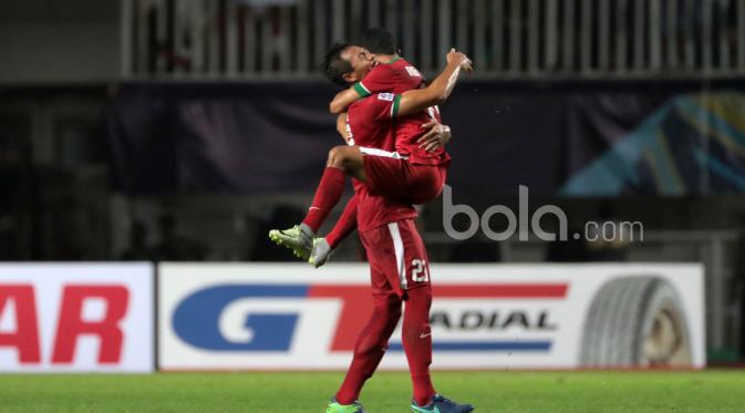 Hansamu Yama dan Rizky Pora merayakan gol saat melawan Thailand pada laga Final Piala AFF 2016 di Stadion Pakansari, Bogor, (14/12/2016). (Bola.com/Nicklas Hanoatubun)