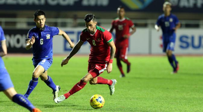 Gelandang Indonesia, Stefano Lilipaly membawa bola coba melewati pemain Thailand di laga final pertama Piala AFF di Stadion Pakansari, Bogor, Rabu (14/12/2016).(Liputan6.com/Helmi Fithriansyah)