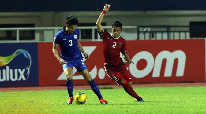 Bek Indonesia, Benny Wahyudi, mengawal ketat pemain Thailand di laga final pertama Piala AFF di Stadion Pakansari, Bogor, Rabu (14/12/2016).(Liputan6.com/Helmi Fithriansyah)