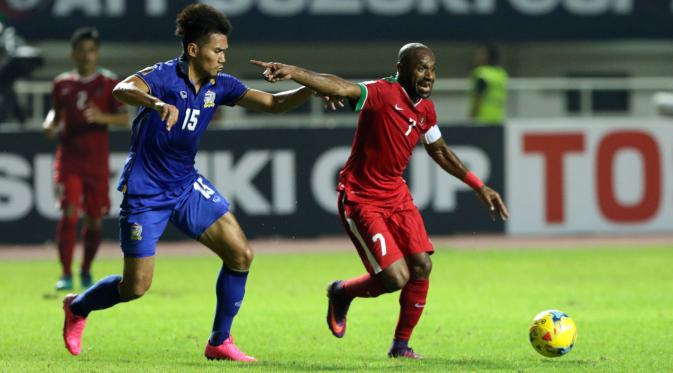 Penyerang Indonesia, Boaz Solossa dikawal ketat bek Thailand di di laga final pertama Piala AFF di Stadion Pakansari, Bogor, Rabu (14/12/2016).(Liputan6.com/Helmi Fithriansyah)