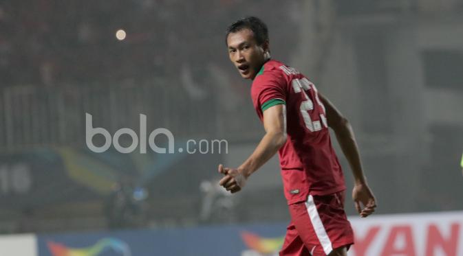 Hansamu Yama usai mencetak  gol saat ke gawang Thailand pada laga Final Piala AFF 2016 di Stadion Pakansari, Bogor, (14/12/2016). (Bola.com/Nicklas Hanoatubun)