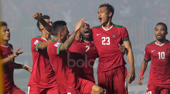 Para pemain Timnas Indonesia merayakan gol Hansamu Yama pada laga Final Piala AFF 2016 di Stadion Pakansari, Bogor, (14/12/2016). (Bola.com/Nicklas Hanoatubun)