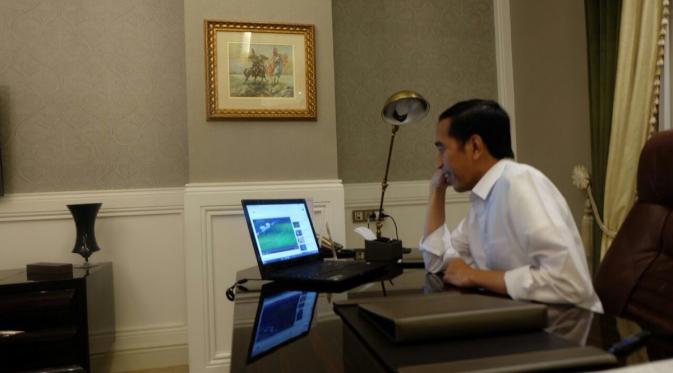 Presiden Republik Indonesia Joko Widodo menyaksikan Timnas Indonesia lewat laptop (Twitter)