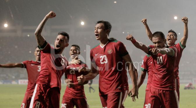 Selebrasi gol kedua pemain Timnas Indonesia yang dicetak oleh Hansamu Yama dalam final leg pertama Piala AFF 2016 antara Indonesia vs Thailand di Stadion Pakansari, Cibinong, Jawa Barat, Rabu (14/12/2016).  (Bola.com/Peksi Cahyo)