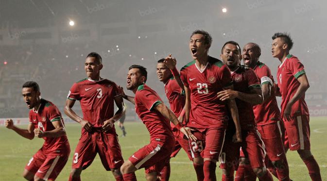 Para pemain Timnas Indonesia merayakan gol yang dicetak Hansamu Yama ke gawang Thailand pada laga final leg pertama Piala AFF 2016 di Stadion Pakansari, Jawa Barat, Rabu (14/12/2016). Indonesia menang 2-1 atas Thailand. (Bola.com/Peksi Cahyo)