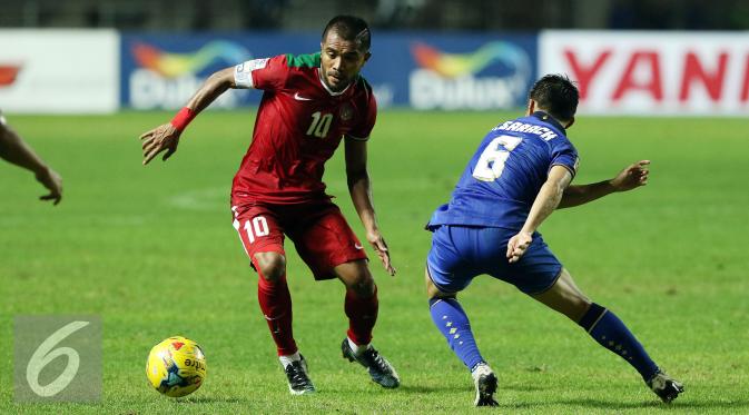 Aksi pemain Indonesia, Zulham Zamrun (kiri) saat duel lawan Thailand di final 1 di Bogor. (Liputan6.com/Helmi Fithriansyah)