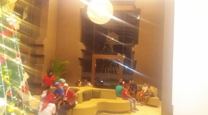 Pemain Timnas Indonesia disambut keluarga di hotel (Liputan6.com / Windi Wicaksono)