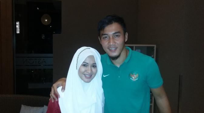 Bek Timnas Indonesia, Gunawan Dwi Cahyo bertemu dengan istrinya, Okie Agustina setelah pertandingan melawan Thailand, Rabu (14/12/2016). (Bola.com/Juprianto Alexander)