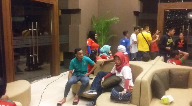 Pemain sayap Timnas Indonesia, Rizky Pora berkumpul dengan kerabatnya seusai laga melawan Thailand di Hotel Aston Lake, Sentul, Bogor, Rabu (14/12/2016). (Bola.com/Juprianto Alexander)     