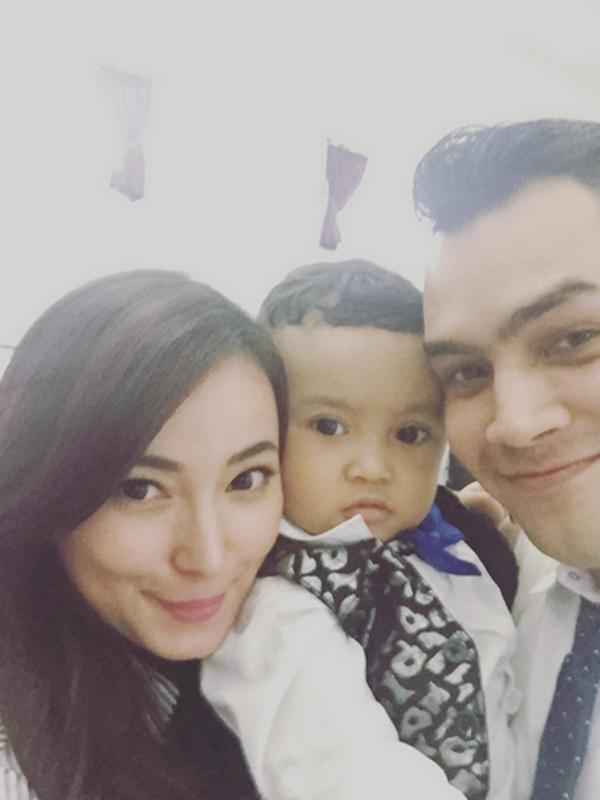 Asmirandah dan Jonas Rivanno tampak menggendong keponakan laki-lakinya. (Instagram/sonyaprischillia)