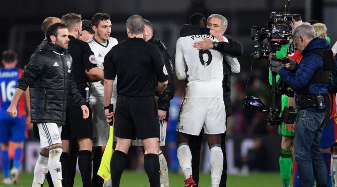 Pelatih MU, Jose Mourinho memeluk gelandang Paul Pogba usai pertandingan melawan Crystal Palace di Liga Primer Inggris di stadion Selhurst Park, Inggris, (14/12). MU menang atas Palace dengan skor 2-1. (Reuters/Tony O'Brien)