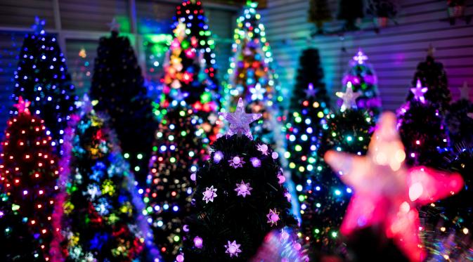 Sejumlah pohon Natal buatan pabrik Sun Xudan siap di jual, Yiwu, China (7/12). Menyambut perayaan Natal, Berbagai aksesoris Natal, termasuk pohon cemara buatan  di produksi di pabrik ini. (AFP Photo/Johannes Eisele)