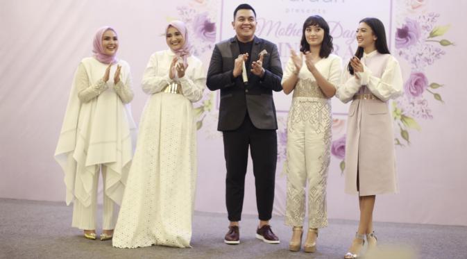 Tulus tampil bersama 4 brand ambassador Wardah; Raline Shah, Tatjana Shapira, Zaskia Sungkar, dan Ria Miranda untuk menyanyikan lagu "Bunda" karya Melly Goeslaw di penghujung acara.