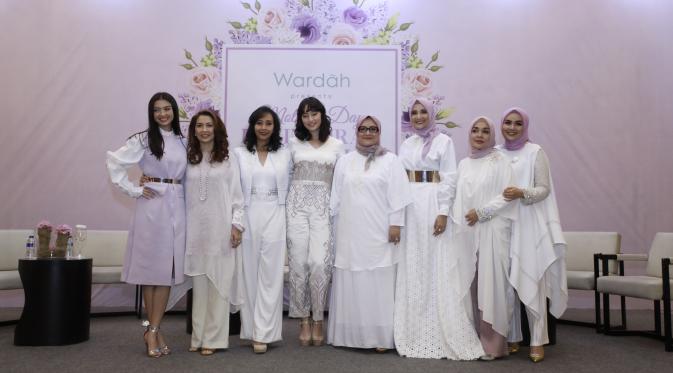 4 Orang brand ambassador Wardah; Raline Shah, Tatjana Shapira, Zaskia Sungkar, dan Ria Miranda, beserta para ibu masing-masing dalam acara Wardah bertajuk "Ibu, Inspirasi Duniaku."