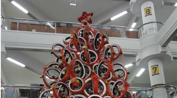 Pohon Natal dari ban bekas diprakarsai Perpustakaan Universitas Kristen Petra Surabaya. (Liputan6.com/Dian Kurniawan)