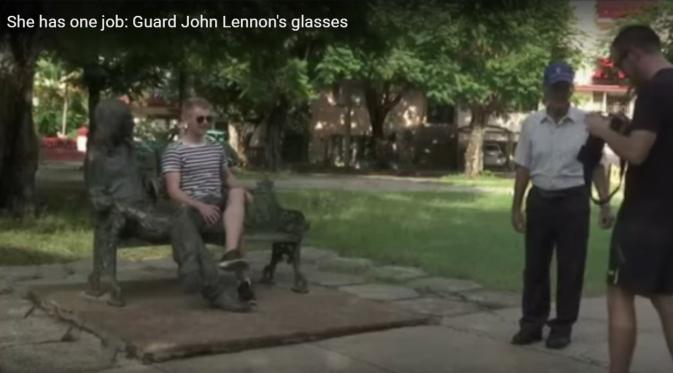Pekerjaan Aneh dengan Gaji Besar, Menjaga Kacamata John Lennon